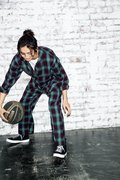 オールインワンを着ている長妻怜央。ar2月号より