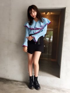 シルエットで甘辛感をメイク