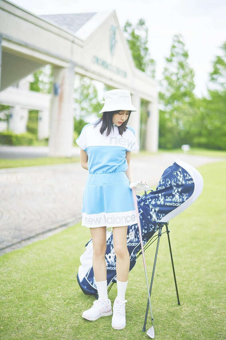 シャツ¥8,910、スカート¥13,200、ハット¥5,940、シューズ¥15,400、キャディーバッグ¥39,600/ニューバランス ゴルフ