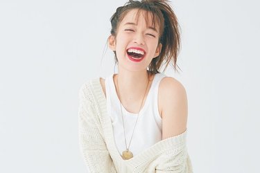 佐藤栞里、白服姿の笑顔に反響！透明感を底上げする【全身純白コーデ