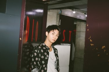 a 與真司郎 スキンケアは毎回15 分 徹底的された美肌キープ術に驚き 著書 すべての生き方は正解で不正解 からポジティブマインドの秘訣も語る Arweb アールウェブ