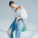 どうせなら思いっきり見せつけちゃお！あざとさや華奢感も出せる♡佐藤栞里が着こなす【真夏のツヤ肌お披露目服３選】