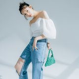 どうせなら思いっきり見せつけちゃお！あざとさや華奢感も出せる♡佐藤栞里が着こなす【真夏のツヤ肌お披露目服３選】