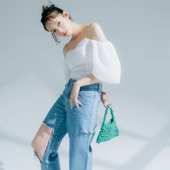 どうせなら思いっきり見せつけちゃお！あざとさや華奢感も出せる♡佐藤栞里が着こなす【真夏のツヤ肌お披露目服３選】