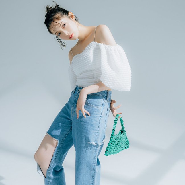 どうせなら思いっきり見せつけちゃお！あざとさや華奢感も出せる♡佐藤栞里が着こなす【真夏のツヤ肌お披露目服３選】