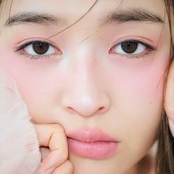 【ハイライト&チークランキング】マルチに寄り添うハイライトからハリ感UPチーク♡!? 2025年を彩った名品で旬のおメロ顔に