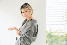 タイトなショートボブは 黒×金髪で自分らしさを主張