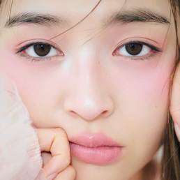 【ハイライト&チークランキング】マルチに寄り添うハイライトからハリ感UPチーク♡!? 2025年を彩った名品で旬のおメロ顔に