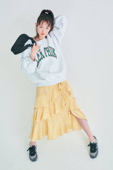 だぼメンズ感”と”フリルスカート”が合わさると…？♡ 森絵梨佳がまとう