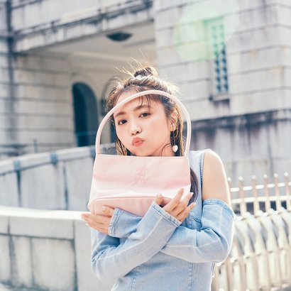 ドレッシーな雰囲気で周囲の視線をひとり占め♡ 大原優乃が着こなす【スリット入りデニムワンピコーデ】