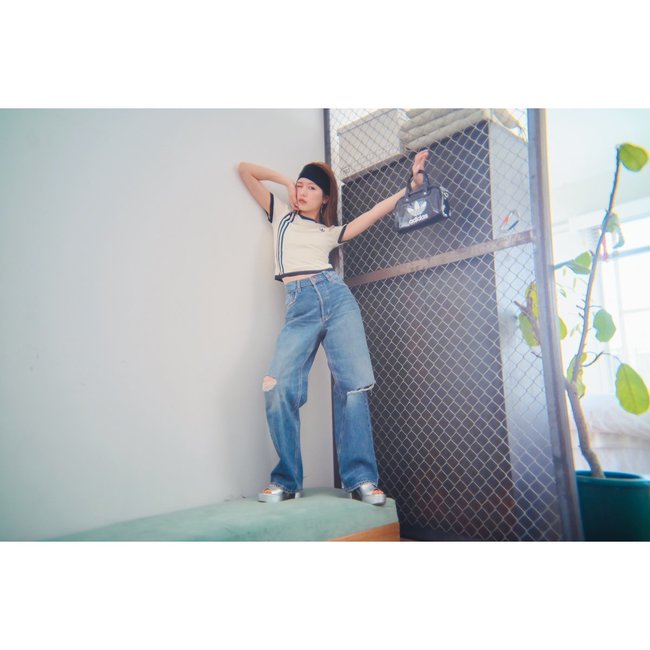 合わせ方次第でかっこよくも可愛くもなれちゃう♡スポーティもラブリーも振れ幅全開な【ストレートデニムコーデ】2選