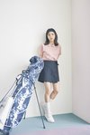 [キュロットパンツを着回し]シャツ￥5,999／ティゴラ　キャディーバッグ￥39,600、シューズ￥15,400／ニューバランス ゴルフ