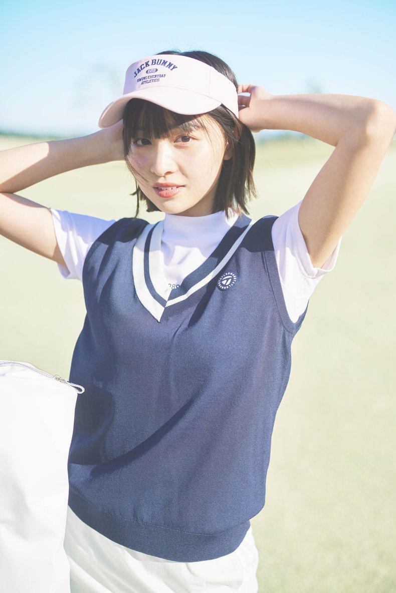 [スカートを着回し]シャツ￥17,600／パーリーゲイツ　ベスト￥15,400／テーラーメイド　バイザー￥4,950／ジャックバニー　ソックス￥1,098、キャディバッグ￥18,689／ティゴラ