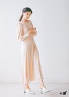 ベージュワンピを身にまとう新木優子。ar2月号より