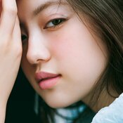 今田美桜、ラメとパールの輝きで透明感が爆上がり！青みピンクのピュア顔を披露♡