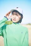 セーター¥36,300、スカート¥27,500/RLX GOLF グローブ¥2,799/ティゴラ