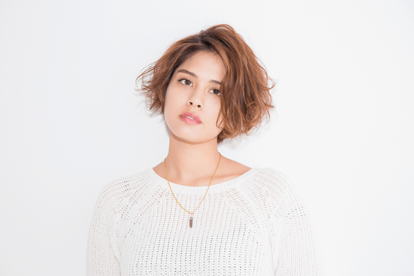 強弱のカールを 絶妙にブレンドした 甘辛ショート