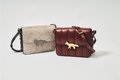 （左）バッグ［W20×H16×D5.5㎝］￥104,500、（右）バッグ［W20×H16×D5.5㎝］￥99,000／メゾン　キツネ（メゾン　キツネ　カスタマーセンター）
