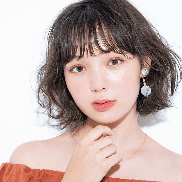 カーリーなボブに ノスタルジックな甘さがチラリ