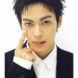 神尾楓珠、黒スーツ姿であっかんべー!!!?♡ モーガン茉愛羅が激写したエモカッコよさが半端ない