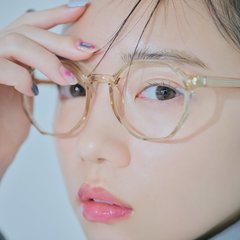 齊藤京子、メガネ姿の接近カット公開！ウブな眉毛にきゅん♡抜け感のあるネイルレシピも必見