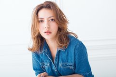 かき上げる仕草もキマる揺れ感ミディ