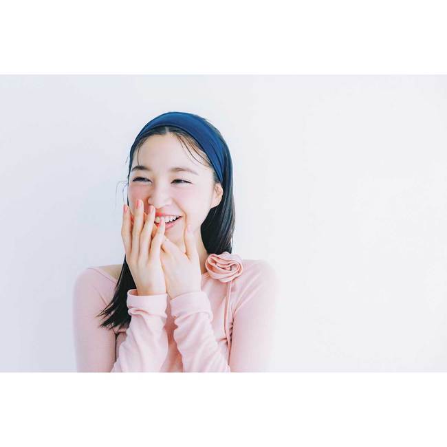 甘可愛トップスに抜け感を足すには？秋服に華を添える【甘カットソー×おでこ出し】スタイルをお届け