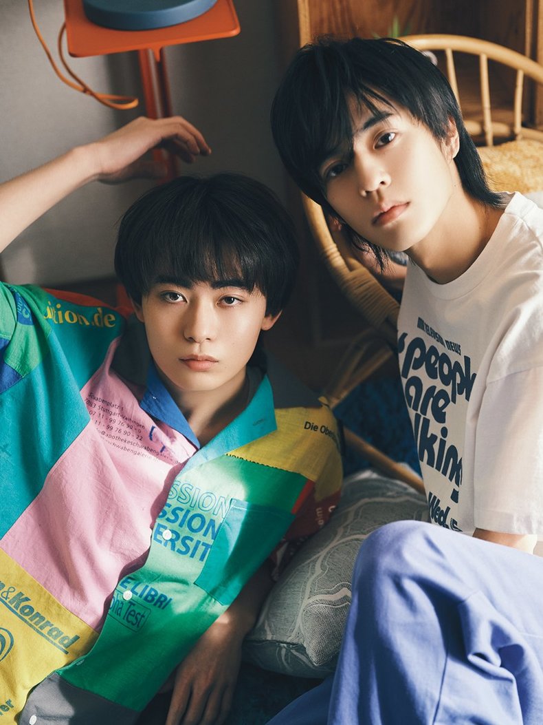 奥野壮、豊田裕大ar5月号より［奥野さん分］Tシャツ￥13,200／フィル ザ ビル（フィル ザ ビル マーカンタイ ル）　パンツ￥35,200／コノロジカ（ヘ ムト PR）　［豊田さん分］シャツ￥37,400 ／ボディソング（ティーニー ランチ）　 パンツ￥22,000／サンディニスタ（カバ ーコード）