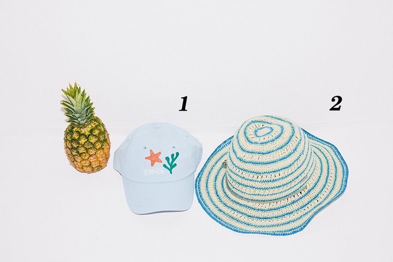 1.帽子￥7,180／イミス（ハナ ショールーム）　2.帽子￥7,920／オーバーライド（オーバーライド 神宮前）　