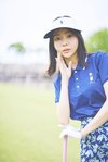 シャツ￥22,000、スカート￥27,500、サンバイザー￥12,100／RLX GOLF
