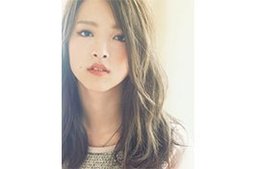 ダークアッシュ×アンニュイな毛流れがロングの吸引力をアゲ!