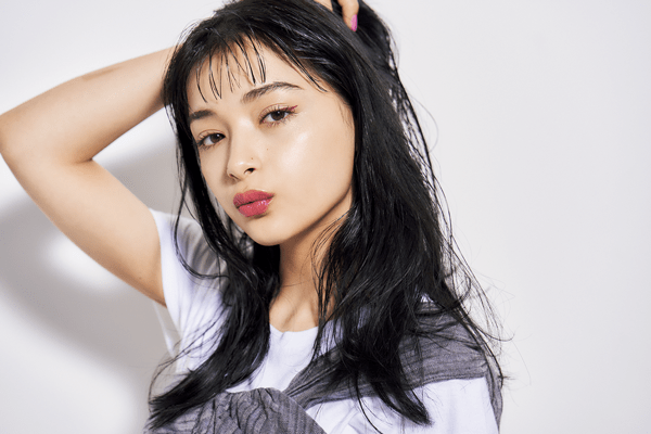 「顔の上半分」に視線が集中！ マスクでもおしゃれな印象を与える【オン眉バング】スタイル５選