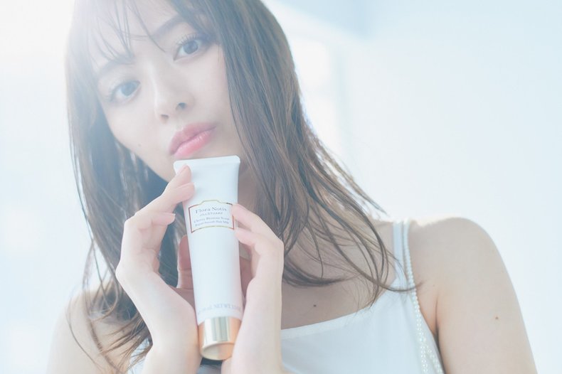 だーりおも朝晩愛用中。フローラノーティス ジルスチュアート チェリーブロッサム リペアスムース ヘアミルク 100g ¥3,520