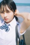 早くも先行カット第2弾公開!髪をまとめる仕草が⼤⼈っぽい制服ショット