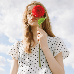 最先端おしゃ女子たちが大注目！“みんなと違う”を纏いたいならCAROLINA GLASER