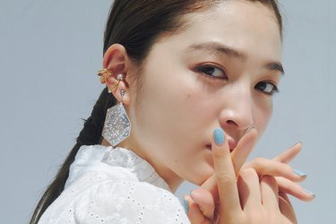 上西星来 この透明感の秘密は耳元にあり イヤリングとイヤカフのレイヤード作戦をレクチャー Arweb アールウェブ