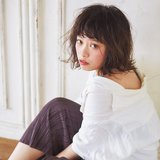 厚めのカーリーバングで 暗髪ボブに愛嬌を添えて