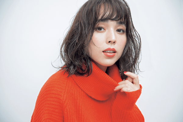 この冬の定番！鮮やかニットに映えるヘアスタイルって？