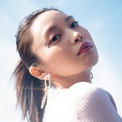 女っぽさUPはビジュー小物に託す！コーデ映えするキラキラアクセ5選