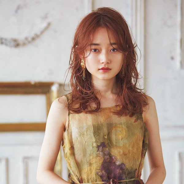 顔まわりの透け感で ドキドキ感を誘って