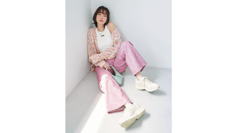 万能白スニーカーでピンクをカジュアルに着る♡ 佐藤栞里が魅せる【最旬スニーカーコーデ】