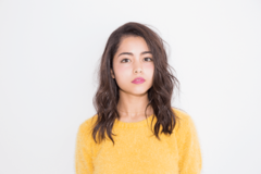 凛々しさが漂う暗髪ミディで とびきりヘルシーに