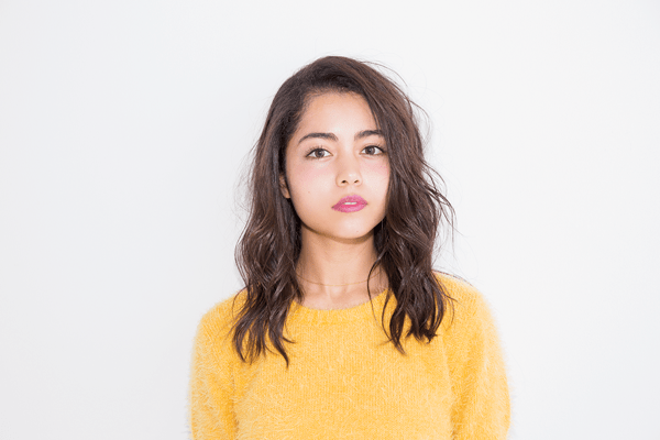 凛々しさが漂う暗髪ミディで とびきりヘルシーに