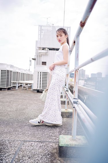 画像 写真 夏のお散歩デート服の正解はこれ スニーカーで抜け感を きょんこが着こなす オールホワイトコーデ Arweb アールウェブ 大好きな人にモテるための髪型 メイク ファッション情報満載