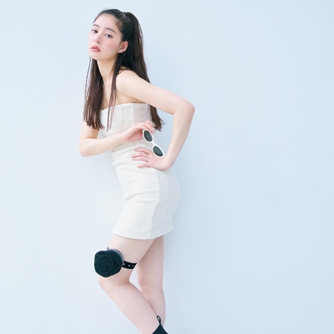 女友達とのお出かけに着て行きたい！ミーハーアイテムで盛るのがコツ【ホワイトミニワンピコーデ】