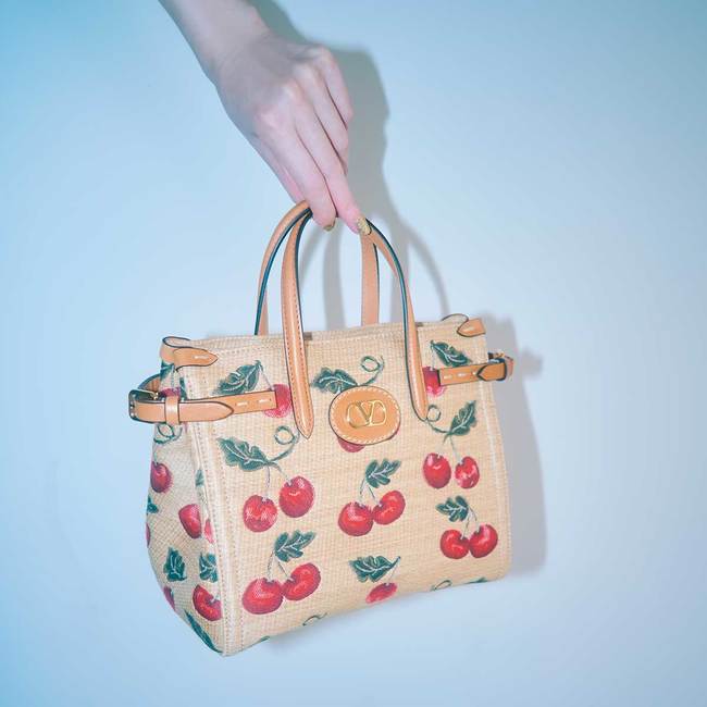 【VALENTINO GARAVANI】夏バッグで海辺の主役に♡ヴァレンティノ ガラヴァーニのファッション小物をご紹介