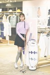 キャディバッグ￥31,900／オノフ　トップス￥28,600、スカート￥25,300／RLX ゴルフ　ソックス￥2,420／二ューバランス ゴルフ