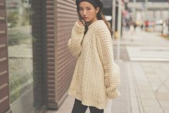 炎上しない匂わせ術!?　彼氏サイズのニットをおフェミに着こなす