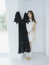 右・ワンピース￥85,800／ディサヤ、リング￥61,800／ザ・フューチャーロックス（共にエイチスリーオーファッションビュロー）　左・ワンピース／八木さん私物　ソックス￥2,640／ホイサム　スリッパ／スタイリスト私物