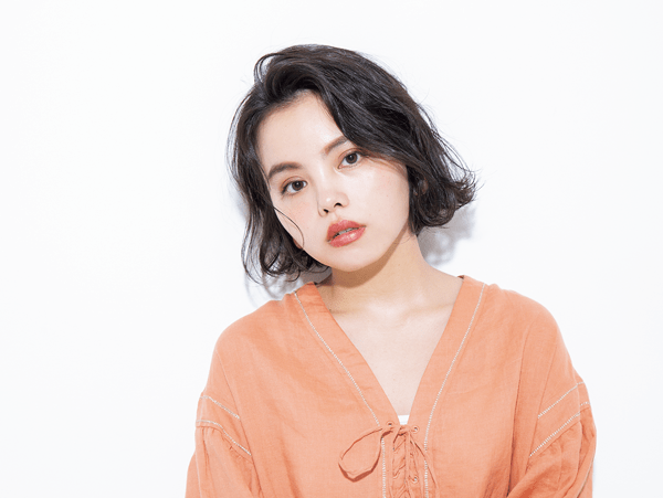 暗髪でも軽やかな表情を見せる ラッフィなボブ